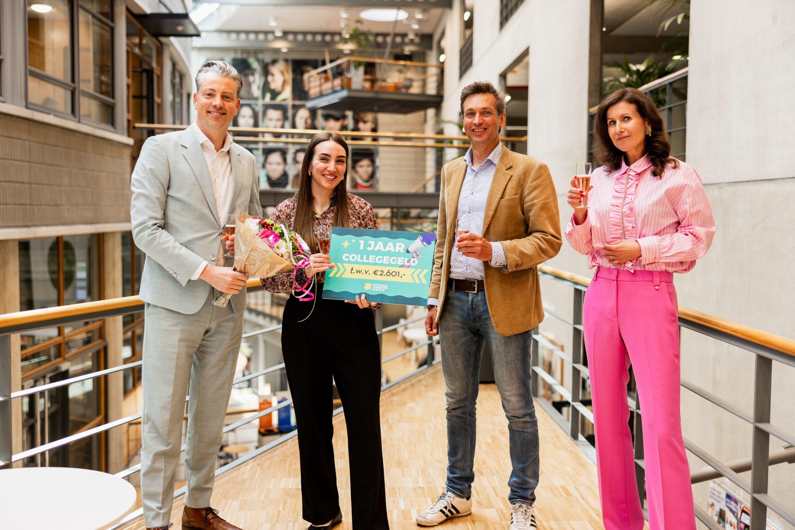 RWR5-20250519-HHS-NSE-UITREIKING-JWP-51004 Alessia Recinella ontvangt de NSE-prijs voor een jaar collegegeld ter waarde van €2.601,- uit handen van Arend Hardorff, in aanwezigheid van Olof Wiegert en Jeannette Blankers, op De Haagse Hogeschool.
