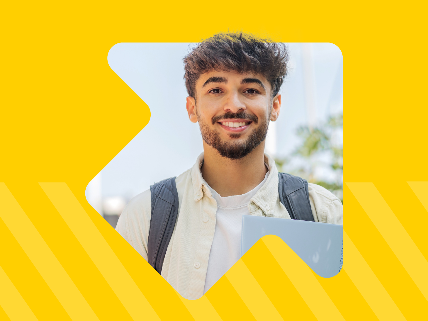 Portret van een student met rugzak en laptop, die glimlacht naar de camera. De foto is geplaatst in een geel kader met grafische vormen.